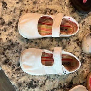 Victoria. White. Size 25